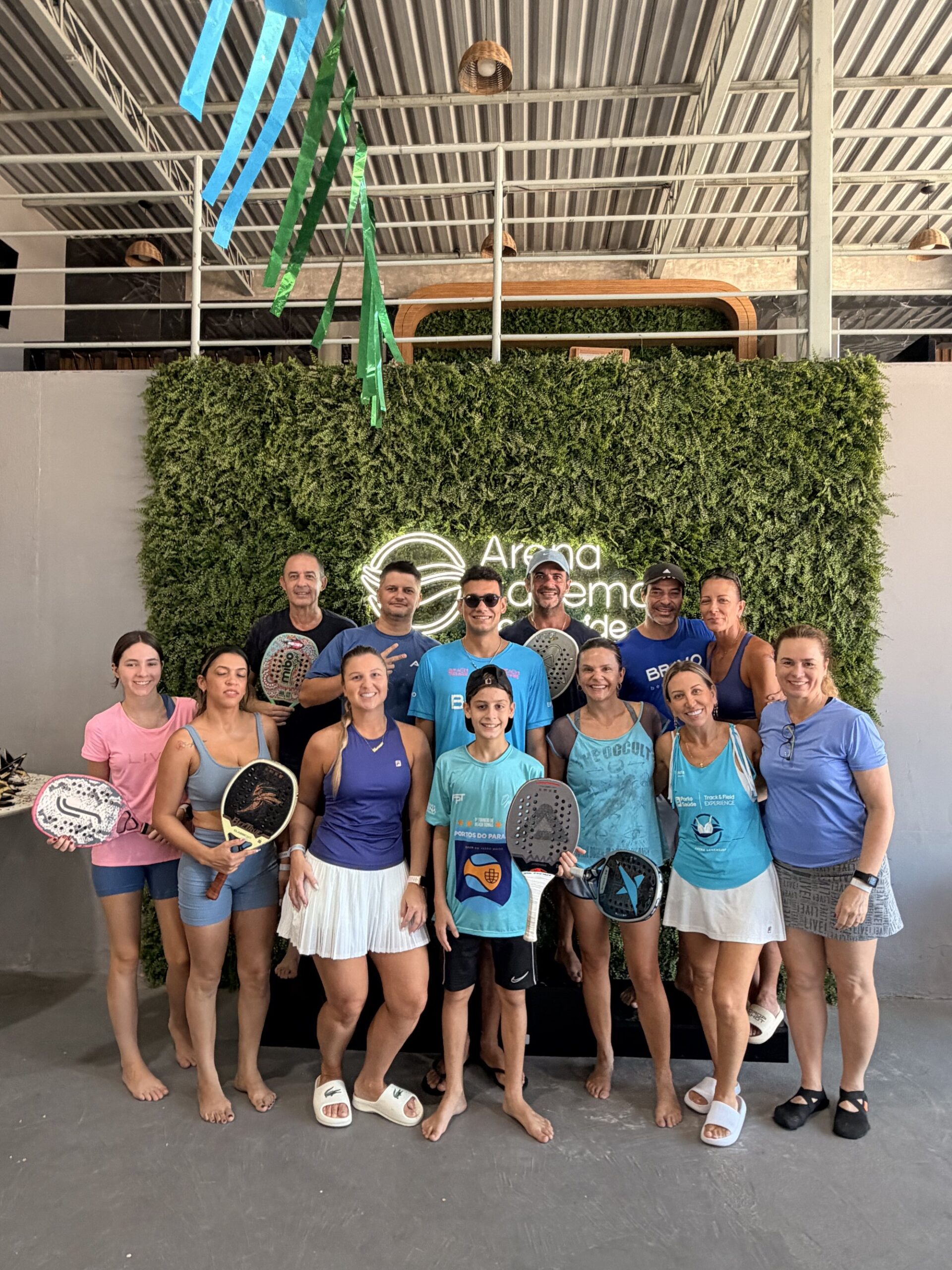 Dupla jogando beach tennis