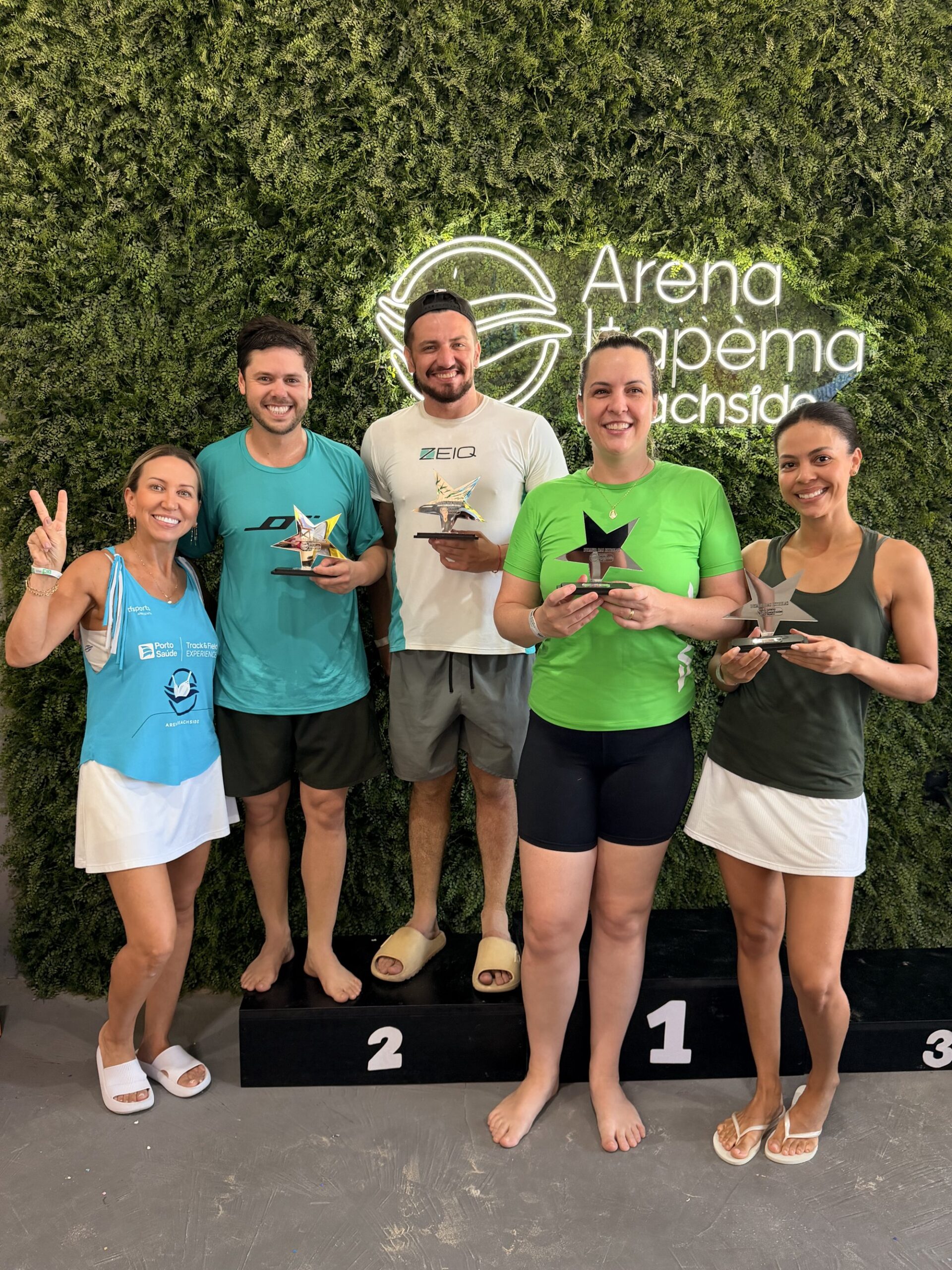 Podio com atletas da Arena Itapema Beachside